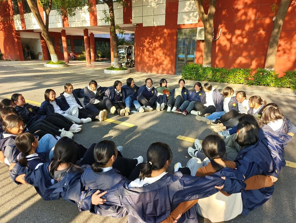 高二年级成功举办“携手并进，竞促成长”户外拓展活动